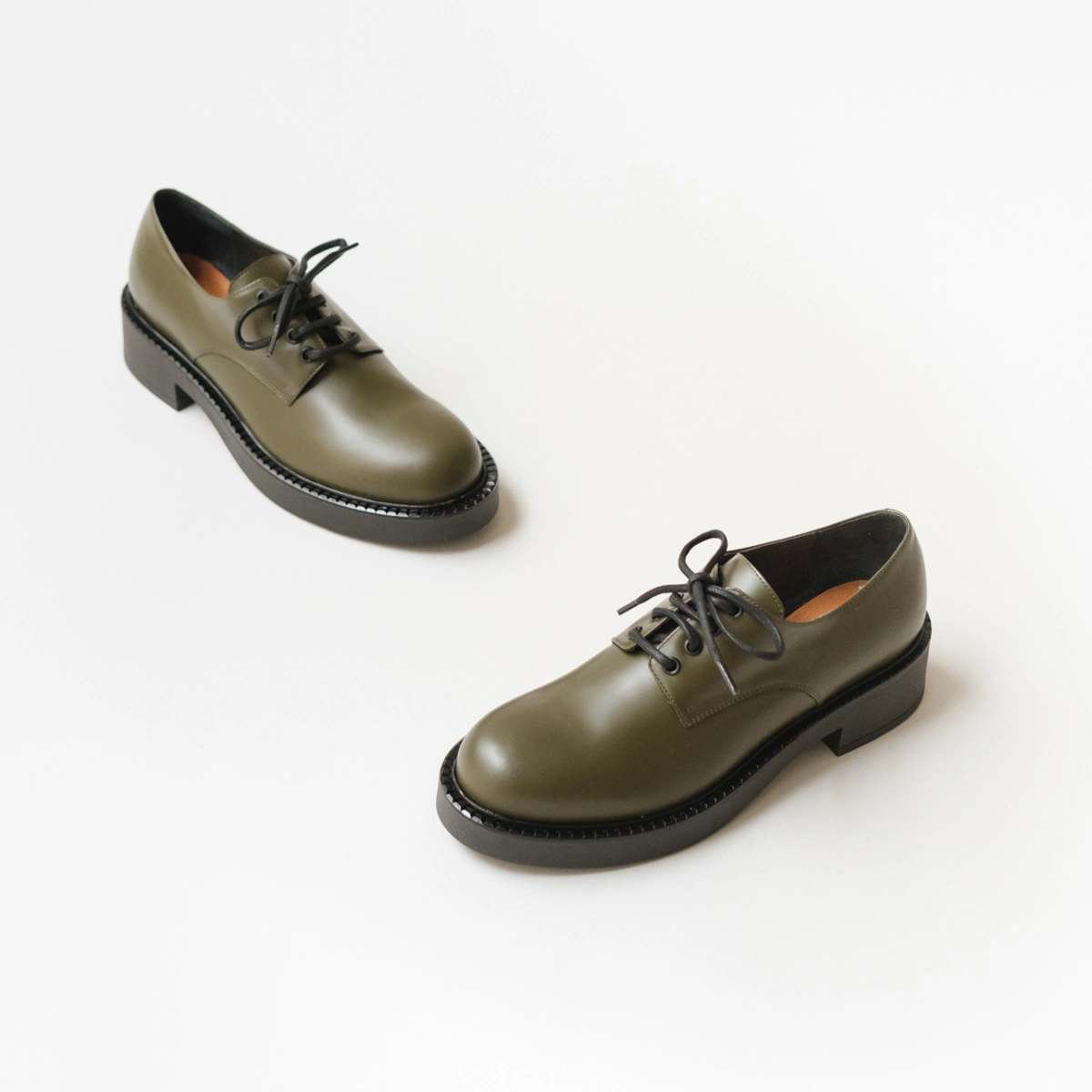 Derbies à lacets et semelles épaisses en cuir glacé kaki | DIDON | Jonak