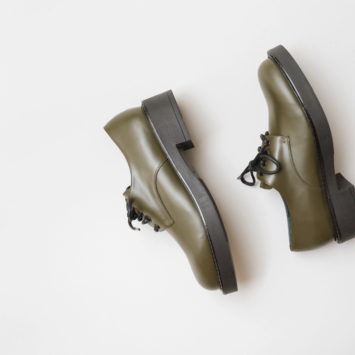 Derbies à lacets et semelles épaisses en cuir glacé kaki | DIDON | Jonak