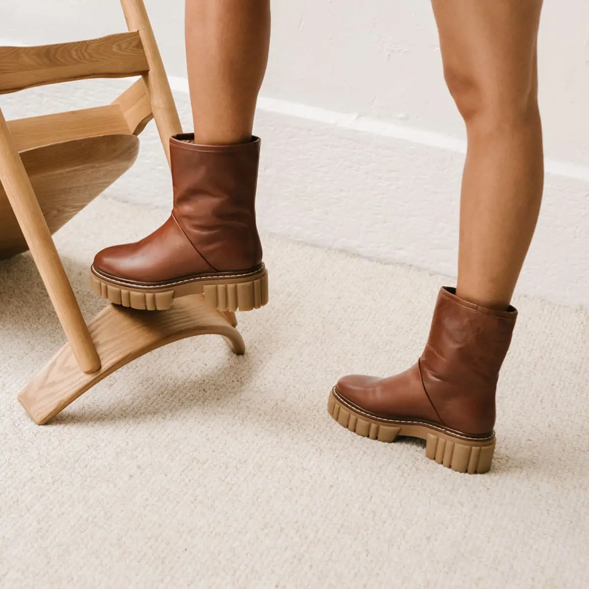 Bottines à semelles crantées en cuir gras cognac et fourrure camel | DONELA | Jonak