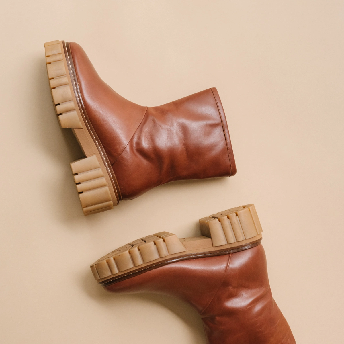 Bottines à semelles crantées en cuir gras cognac et fourrure camel | DONELA | Jonak