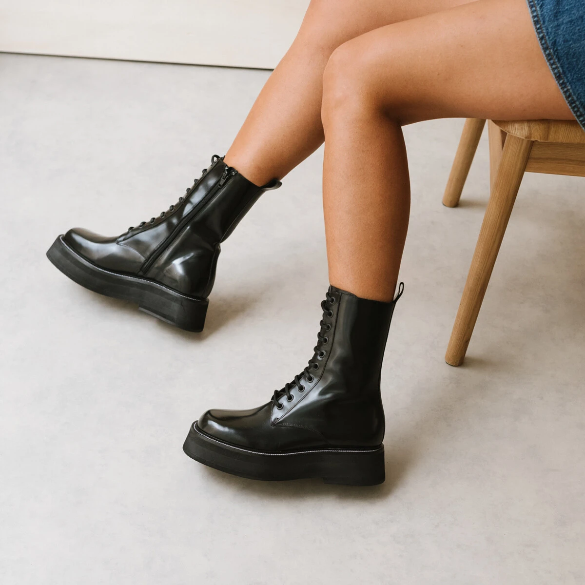 Boots à lacets et semelles épaisses en cuir glacé noir | DAFFIA | Jonak