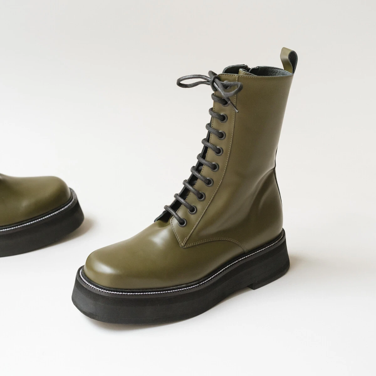 Boots &agrave; lacets et semelles &eacute;paisses en cuir glac&eacute; kaki | DAFFIA | Jonak