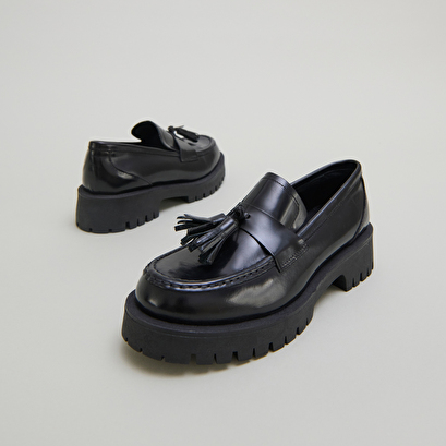 Mocassins à semelles crantées et glands.... en cuir glacé noir | RUSE | Jonak