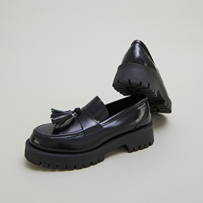 Mocassins à semelles crantées et glands.... en cuir glacé noir | RUSE | Jonak