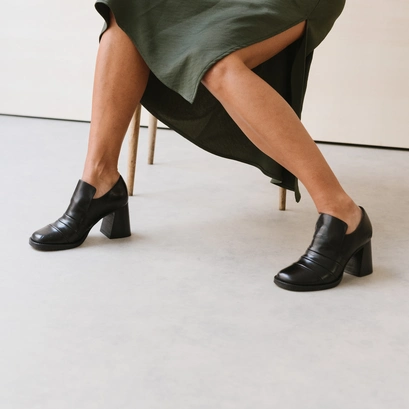 Mocassins &agrave; talons en cuir noir | DESTIN | Jonak