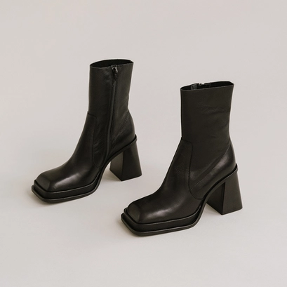 Bottines &agrave; plateformes et bouts carr&eacute;s en cuir noir | BANANA | Jonak