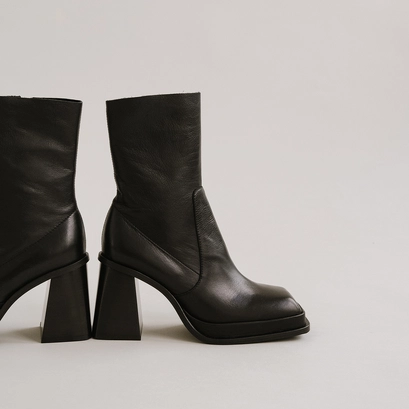 Bottines &agrave; plateformes et bouts carr&eacute;s en cuir noir | BANANA | Jonak
