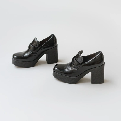 Mocassins &agrave; plateformes et bouts carr&eacute;s en cuir brillant noir | DRICUS | Jonak