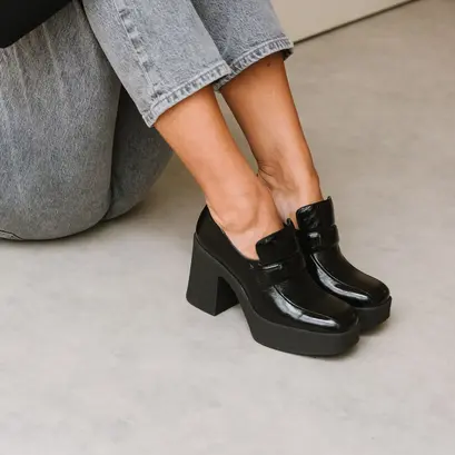 Mocassins &agrave; plateformes et bouts carr&eacute;s en cuir brillant noir | DRICUS | Jonak