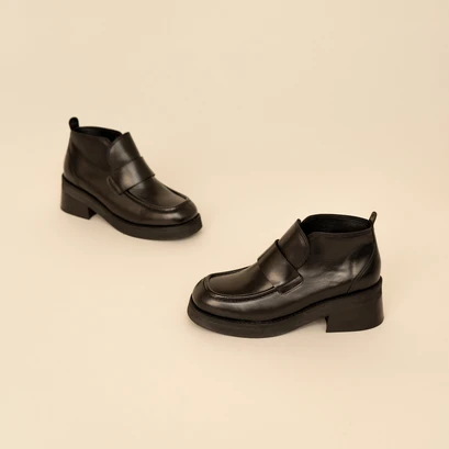Mocassins &agrave; languettes et bouts carr&eacute;s en cuir noir | ABELINE | Jonak