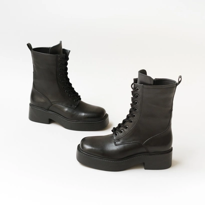 Boots &agrave; lacets, plateformes et bouts carr&eacute;s en cuir noir | IBRAS | Jonak