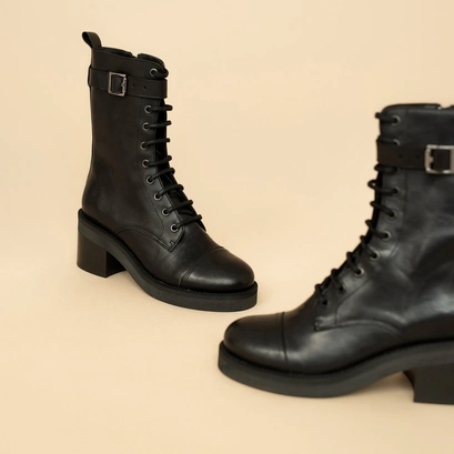 Bottines &agrave; lacets, talons et d&eacute;tails argent&eacute;s en cuir gras noir | ACONIT | Jonak