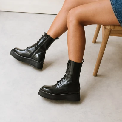 Boots &agrave; lacets et semelles &eacute;paisses en cuir glac&eacute; noir | DAFFIA | Jonak