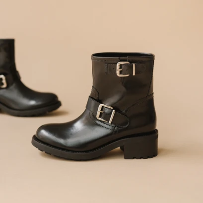 Boots &agrave; talons, semelles crant&eacute;es et d&eacute;tails boucles argent&eacute;es cuir glac&eacute; noir | DIVIUS | Jonak
