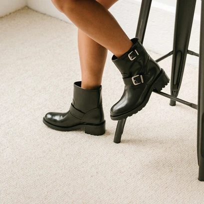 Boots &agrave; talons, semelles crant&eacute;es et d&eacute;tails boucles argent&eacute;es cuir glac&eacute; noir | DIVIUS | Jonak