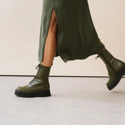 Boots &agrave; lacets et semelles &eacute;paisses en cuir glac&eacute; kaki | DAFFIA | Jonak