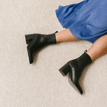 Bottines &agrave; talons et &agrave; fronces en cuir noir | DOLORES | Jonak