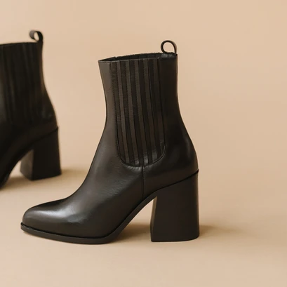 Bottines &agrave; talons et &agrave; fronces en cuir noir | DOLORES | Jonak