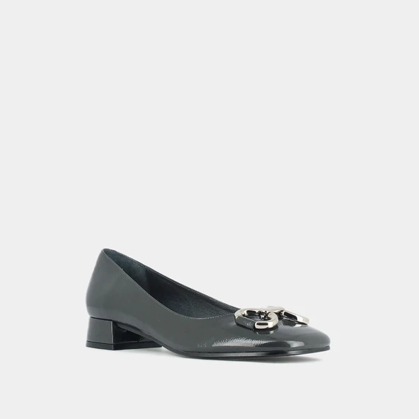 Ballerines à talons et boucles argentées en cuir vernis anthracite plissé | DOSTON | Jonak