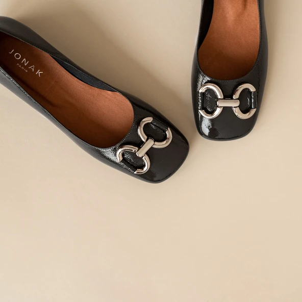 Ballerines à talons et boucles argentées en cuir vernis anthracite plissé | DOSTON | Jonak