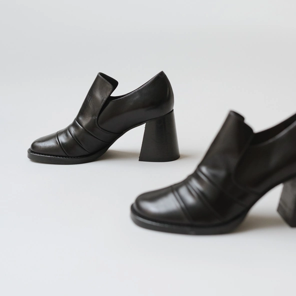 Mocassins à talons en cuir noir | DESTIN | Jonak