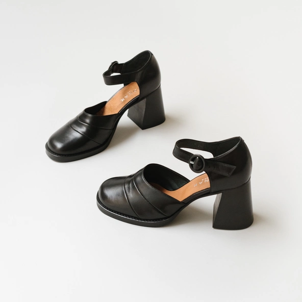 Sandales &agrave; talons et brides en cuir noir | DESTINEE | Jonak