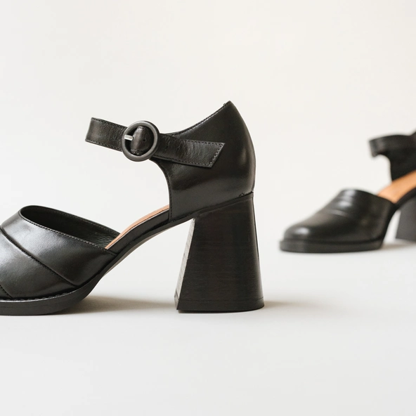 Sandales &agrave; talons et brides en cuir noir | DESTINEE | Jonak