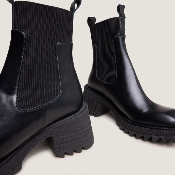 Boots &agrave; &eacute;lastiques et semelles crant&eacute;es.... en cuir glac&eacute; noir | DOVE | Jonak