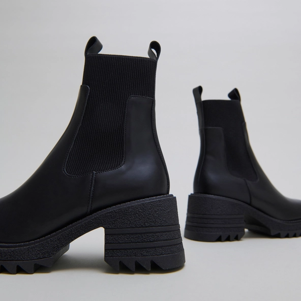 Boots &agrave; &eacute;lastiques et semelles crant&eacute;es.... en cuir glac&eacute; noir | DOVE | Jonak