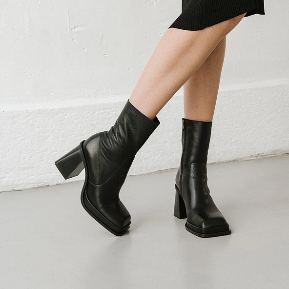Bottines &agrave; plateformes et bouts carr&eacute;s en cuir noir | BANANA | Jonak