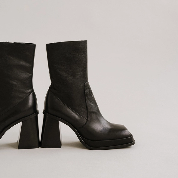 Bottines &agrave; plateformes et bouts carr&eacute;s en cuir noir | BANANA | Jonak