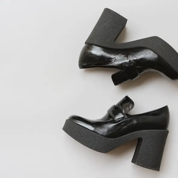Mocassins &agrave; plateformes et bouts carr&eacute;s en cuir brillant noir | DRICUS | Jonak