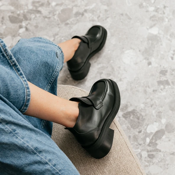 Mocassins à languettes et bouts carrés en cuir noir | ABELINE | Jonak