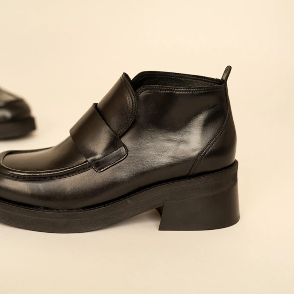 Mocassins à languettes et bouts carrés en cuir noir | ABELINE | Jonak