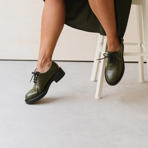 Derbies à lacets et semelles épaisses en cuir glacé kaki | DIDON | Jonak