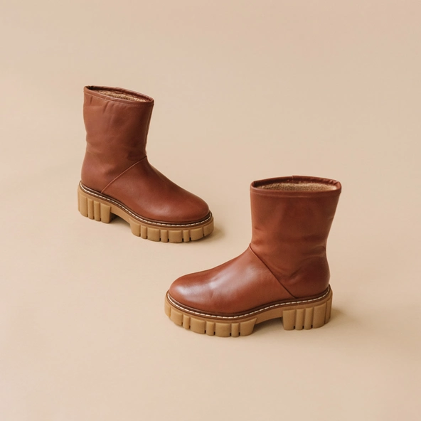 Bottines à semelles crantées en cuir gras cognac et fourrure camel | DONELA | Jonak