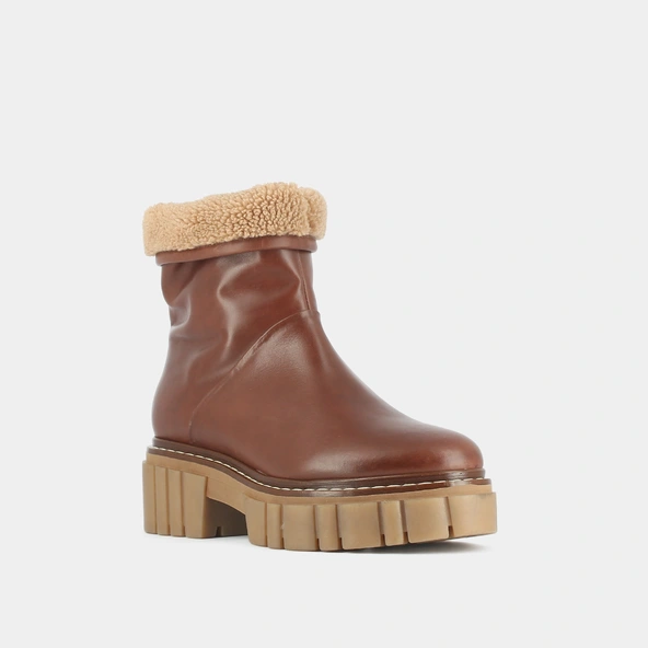 Bottines à semelles crantées en cuir gras cognac et fourrure camel | DONELA | Jonak
