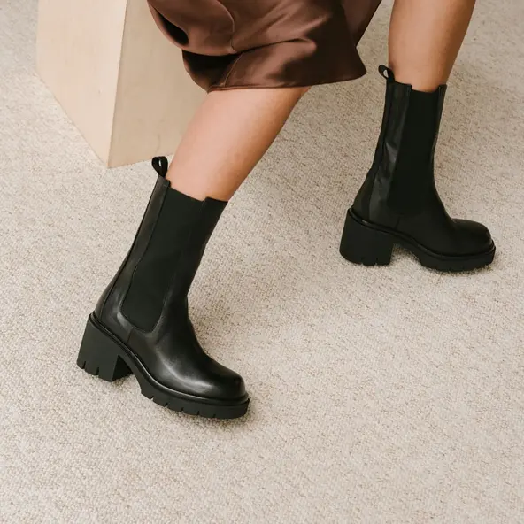 Bottes à semelles crantées et élastiques en cuir noir | REAGAN | Jonak