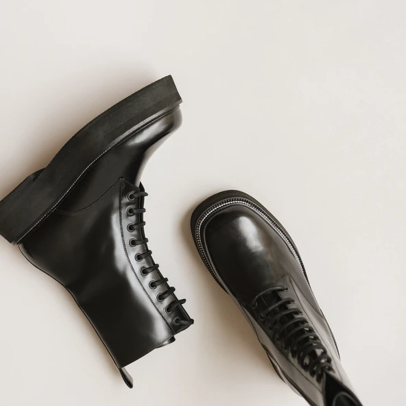 Boots à lacets et semelles épaisses en cuir glacé noir | DAFFIA | Jonak