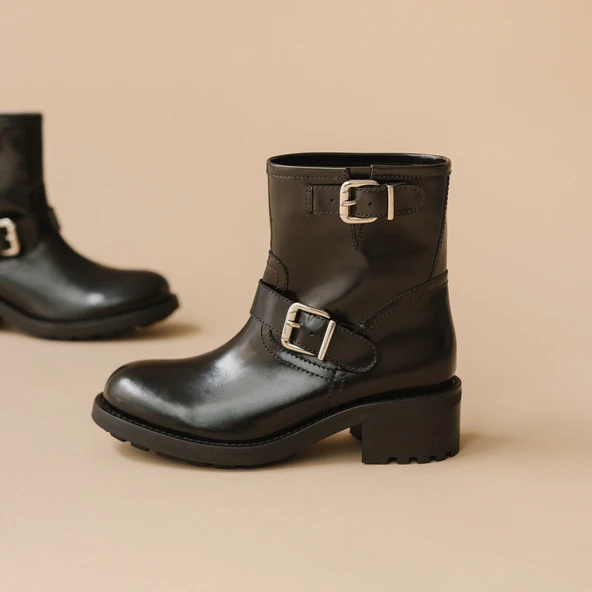 Boots à talons, semelles crantées et détails boucles argentées cuir glacé noir | DIVIUS | Jonak