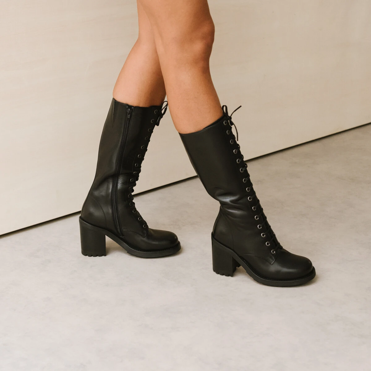 Bottes à talons et laçages en cuir noir | DELLY | Jonak