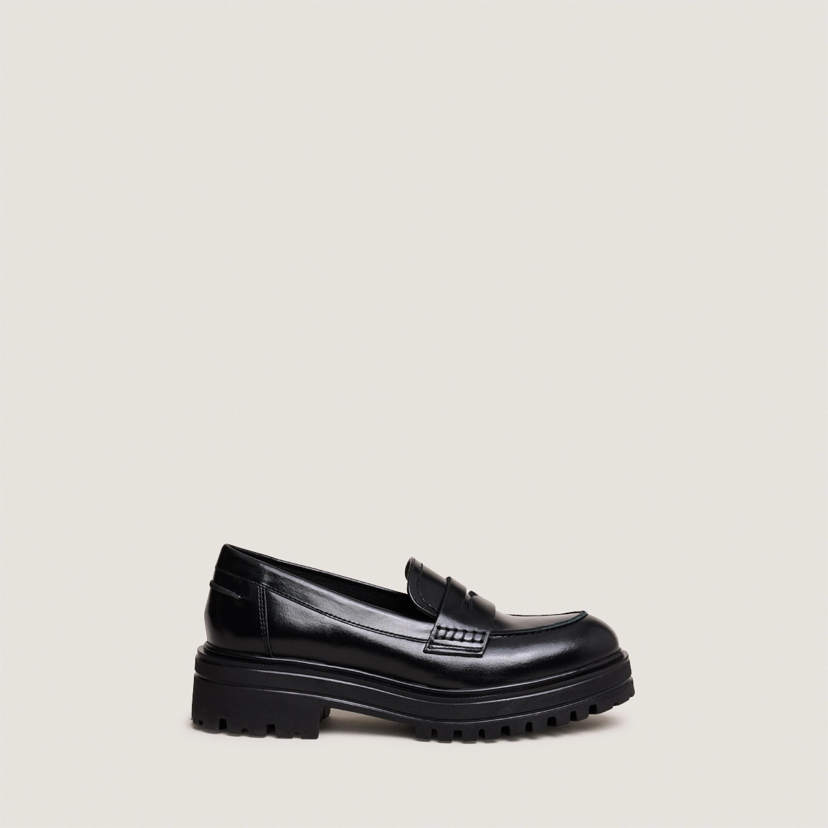 Mocassins &agrave; semelles crant&eacute;es en cuir noir | ALFI | Jonak