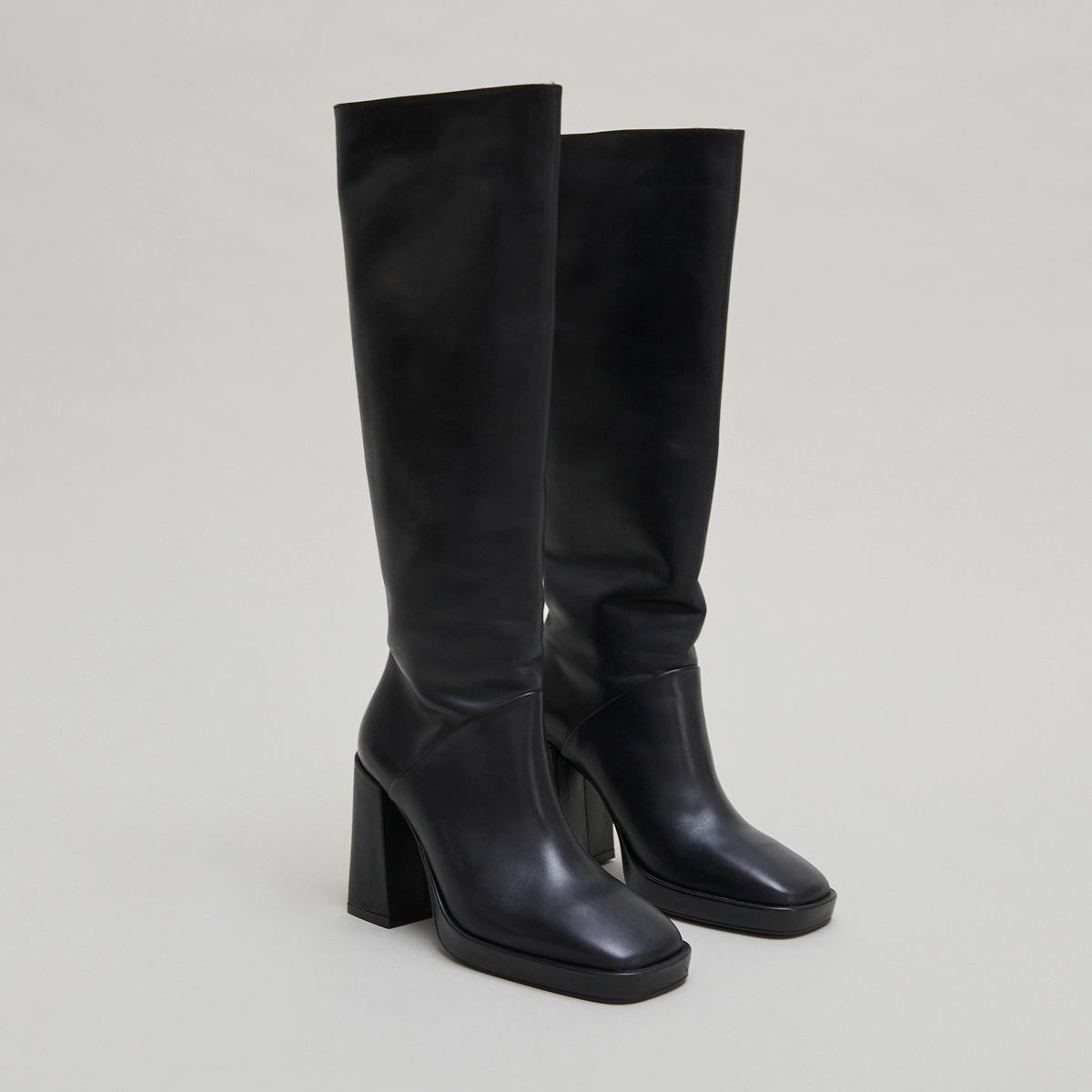 Bottes à talons hauts et bouts carrés en cuir noir | DETHLEE | Jonak