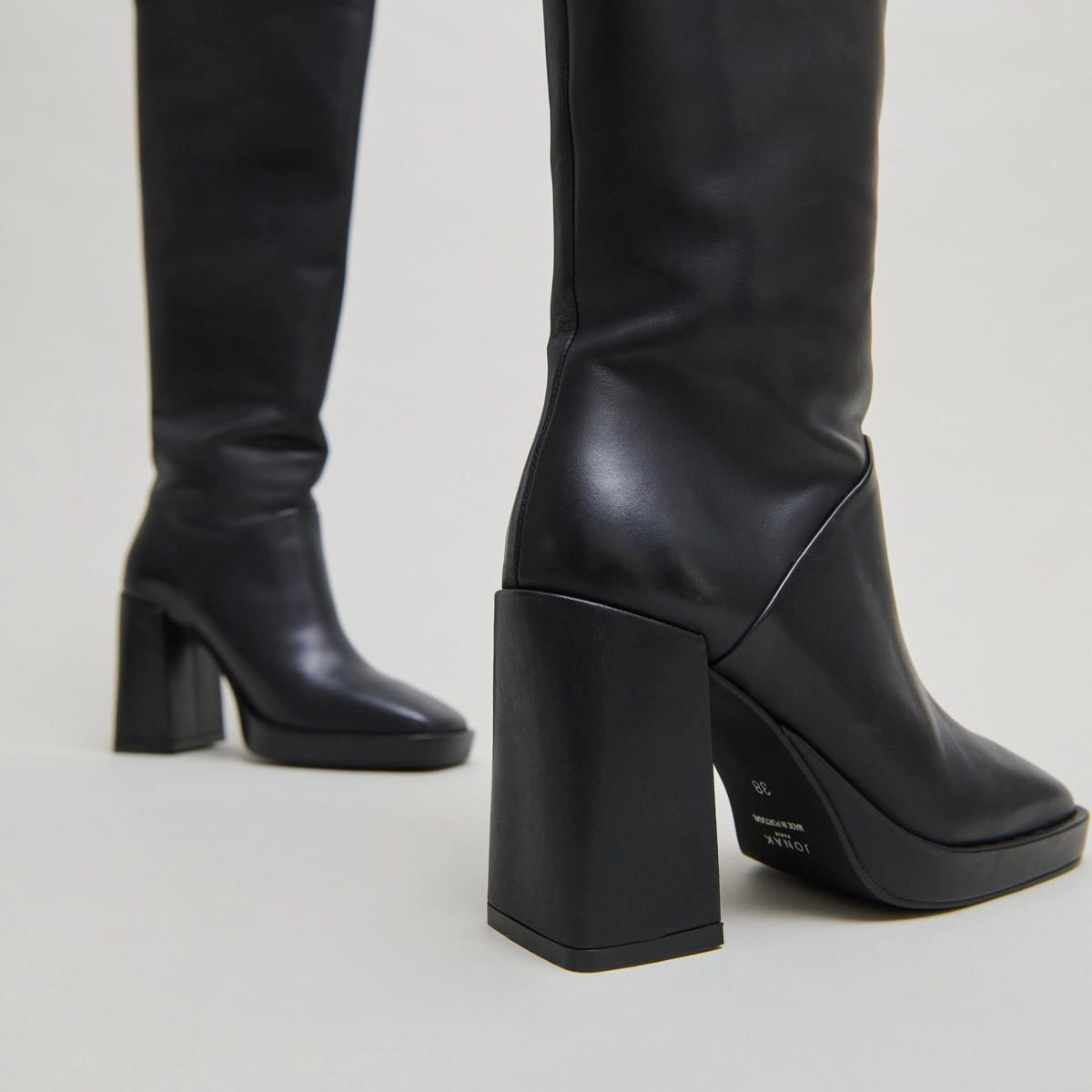 Bottes à talons hauts et bouts carrés en cuir noir | DETHLEE | Jonak