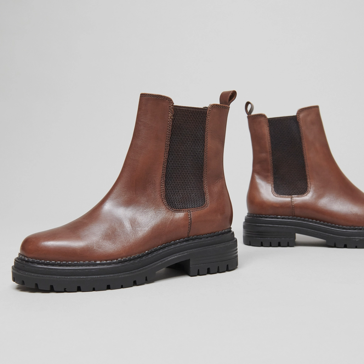 Bottines &agrave; semelles crant&eacute;es et &eacute;lastiques en cuir patin&eacute; cognac | ADALARD | Jonak