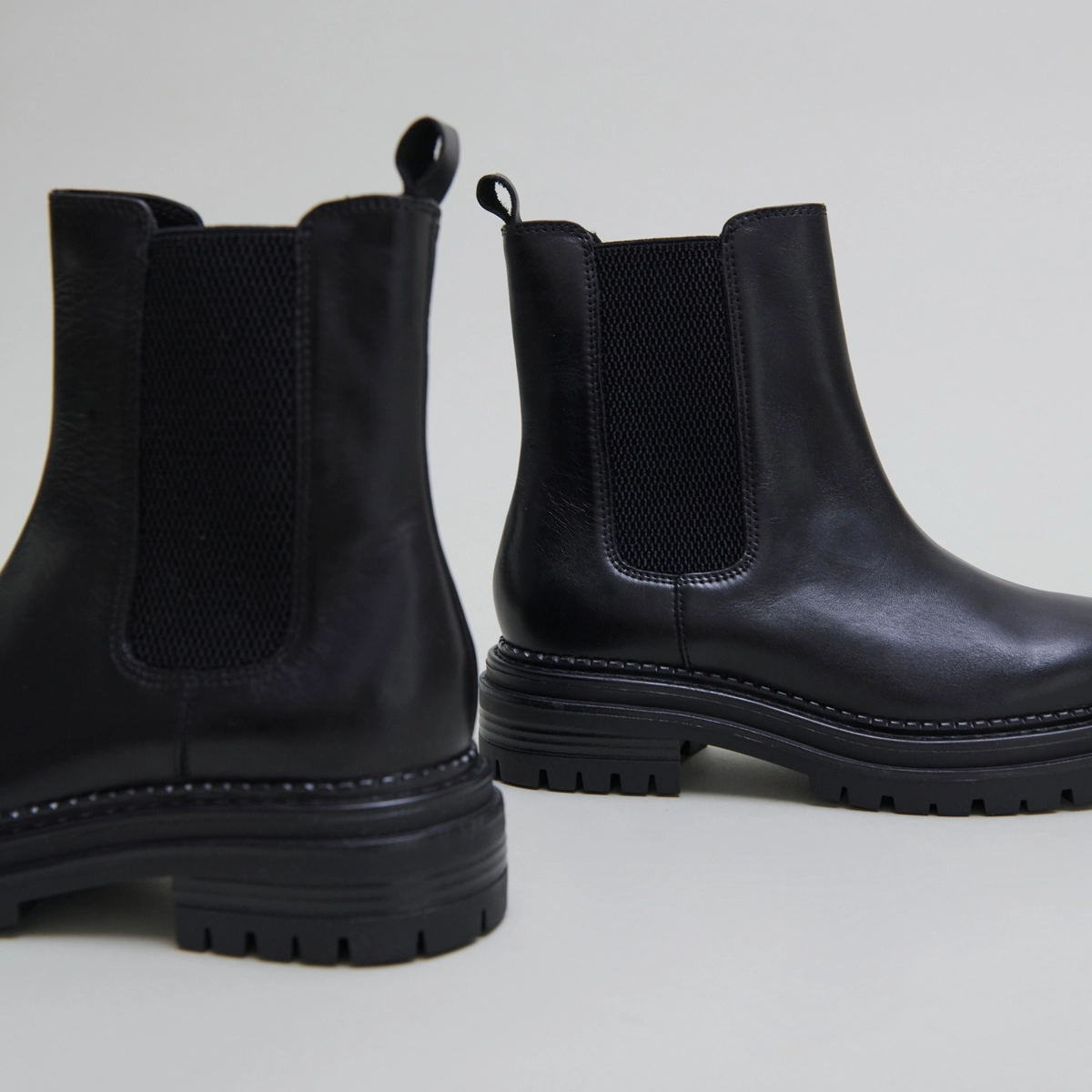 Boots &agrave; semelles crant&eacute;es et &eacute;lastiqu... en cuir noir | ADALARD | Jonak