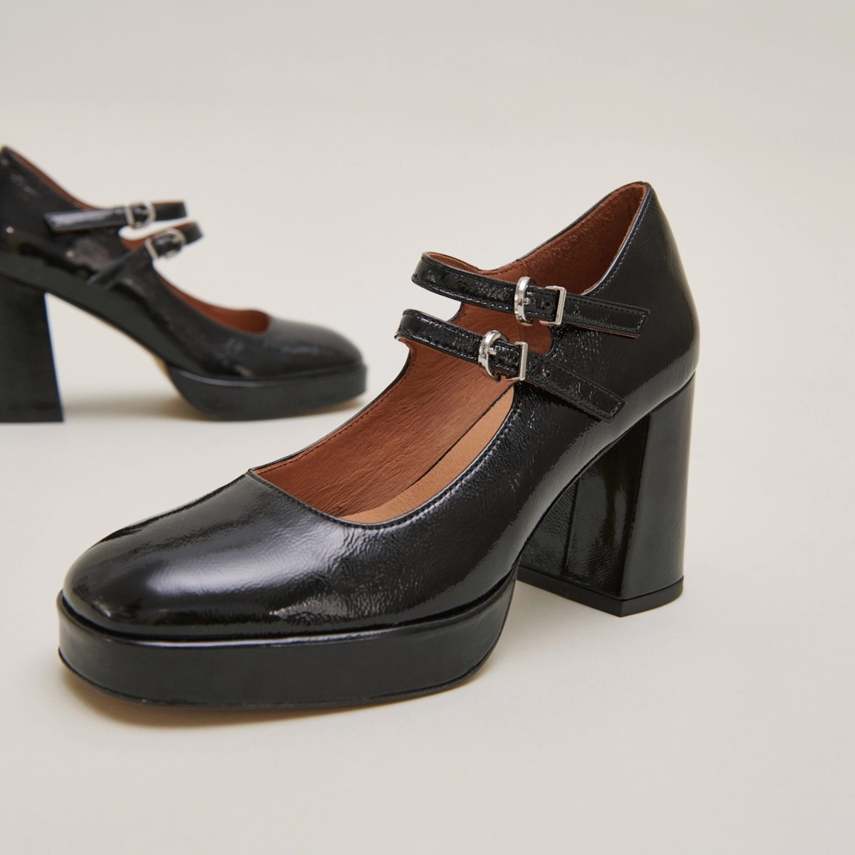Babies à doubles brides et plateformes en vernis plissé noir | VERITE | Jonak