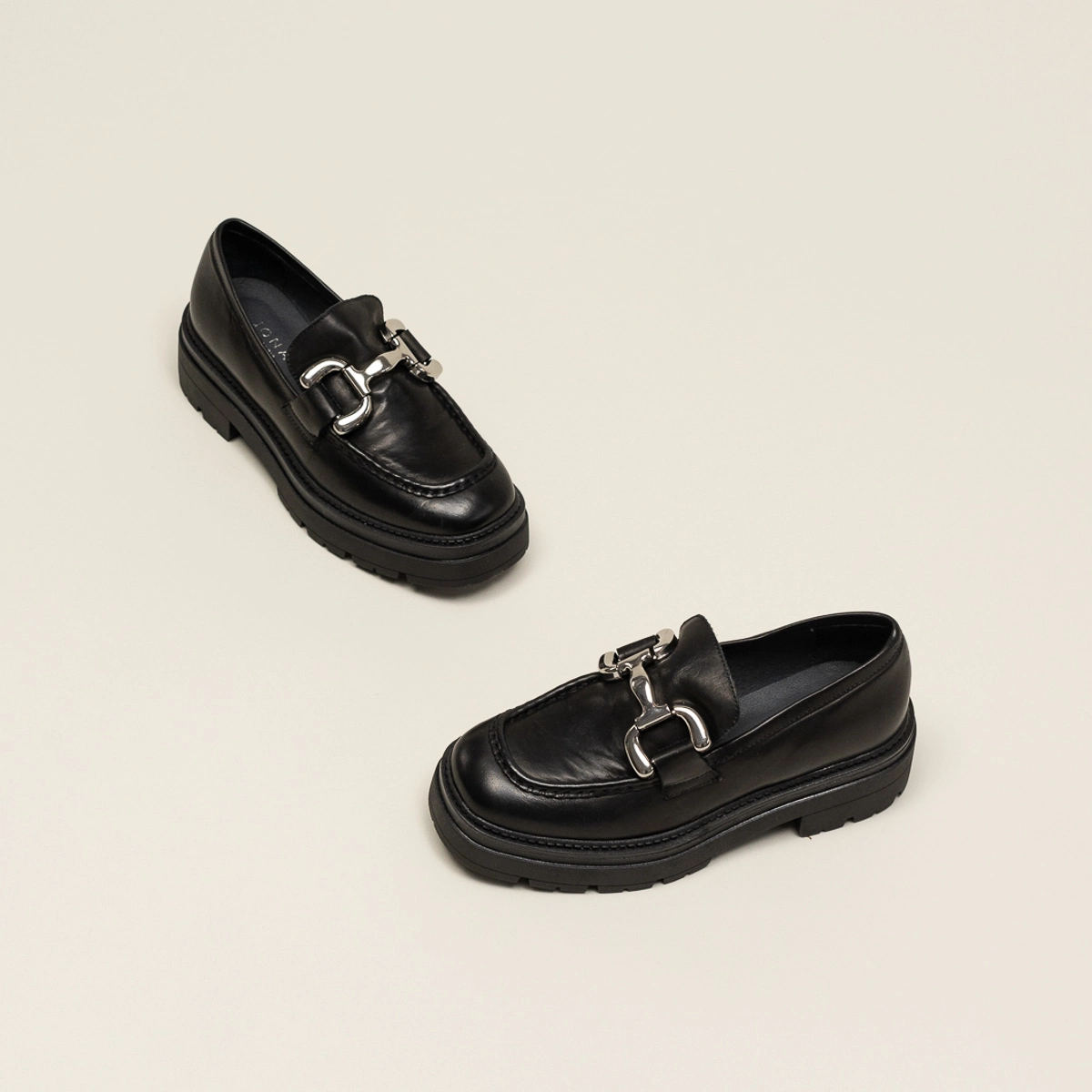 Mocassins &agrave; semelles crant&eacute;es et mors argent&eacute;s en cuir noir | PICUSSY | Jonak