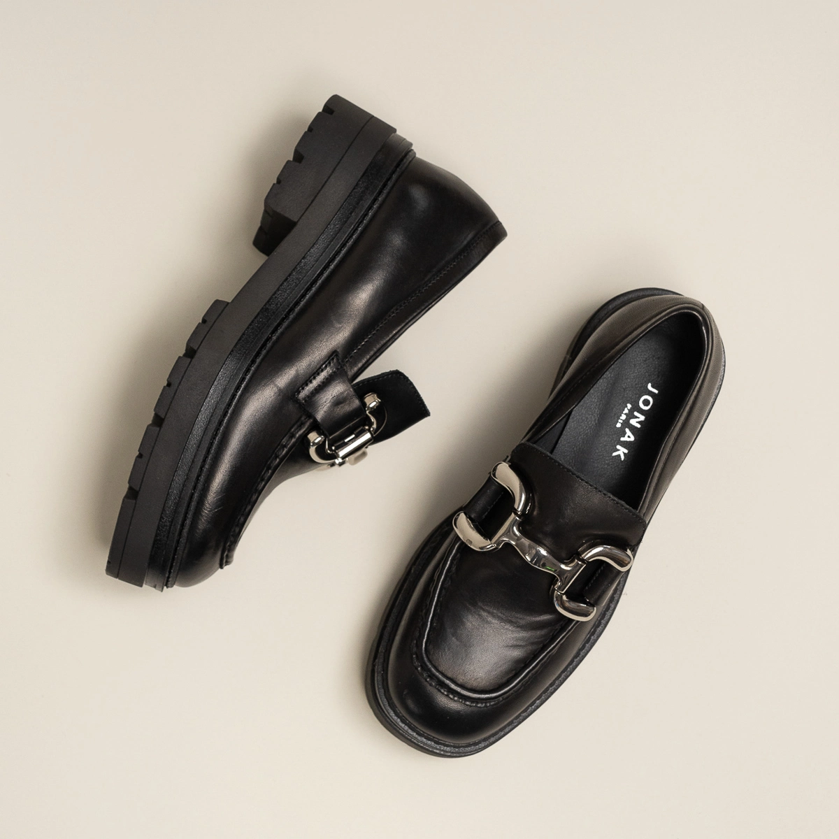 Mocassins &agrave; semelles crant&eacute;es et mors argent&eacute;s en cuir noir | PICUSSY | Jonak