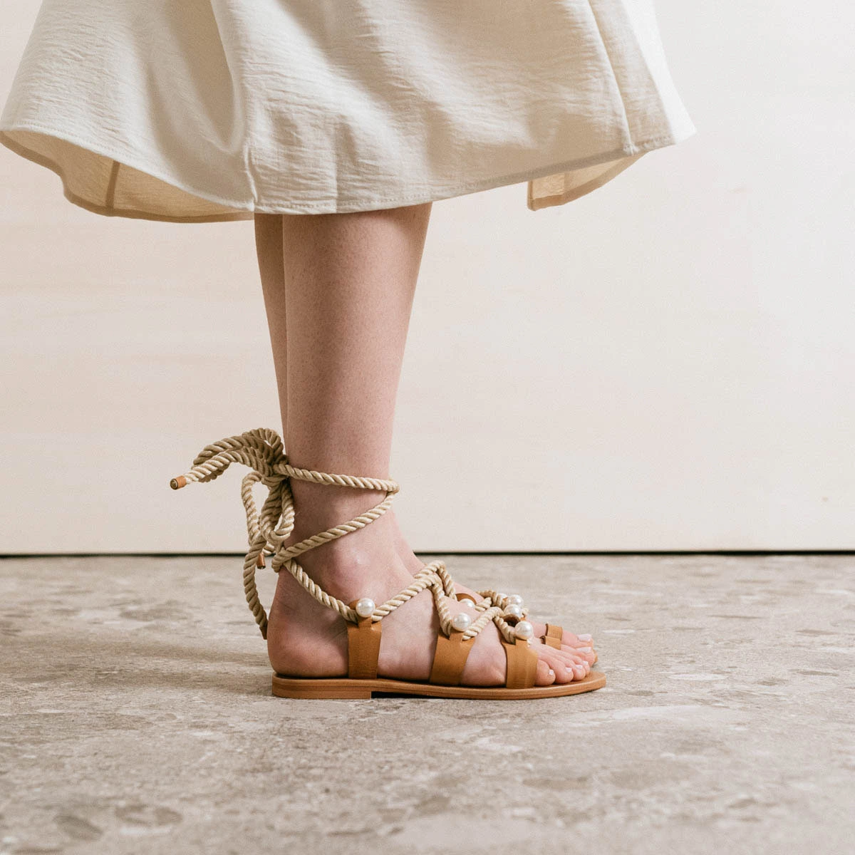 Sandales à brides, perles et lanières tressées en cuir camel | WAFFLE | Jonak